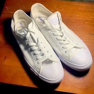 White converse tennis shoes new without tags